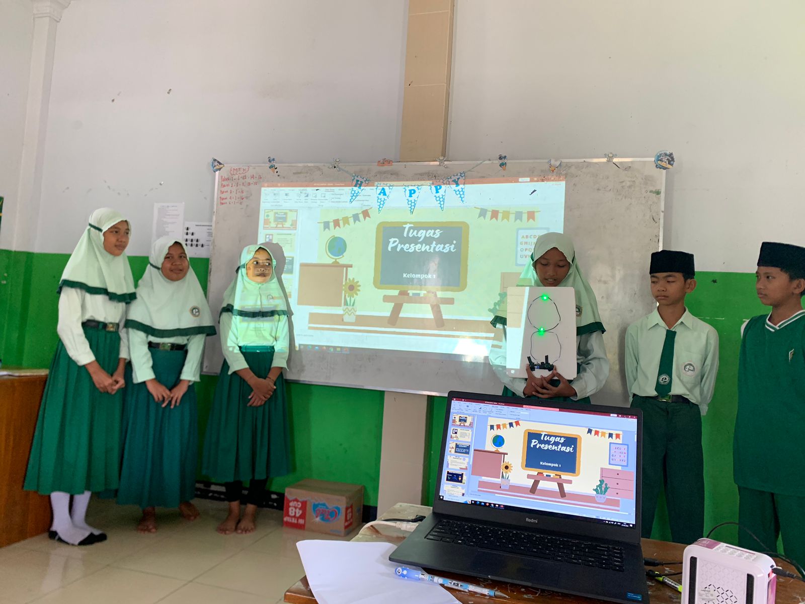 Menjelajahi Ilmu Siswa Antusias dalam Praktikum Sains